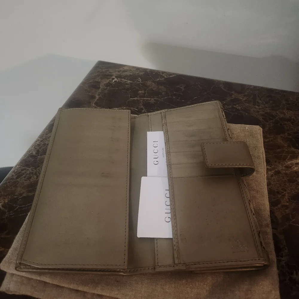Gucci Beige/Gold Monogram Wallet GUC - Picture 10 of 16